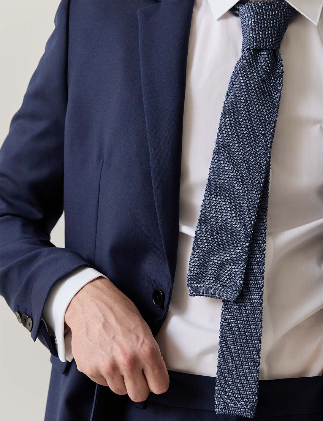 Cravate en maille de soie marine